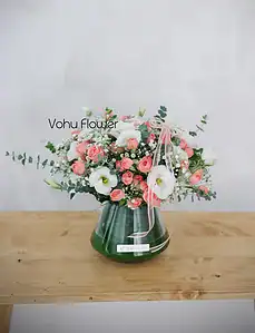 گل و گلدان رز مینیاتوری صورتی گل ژیپسوفیلا ، برگ اوکالیپتوس