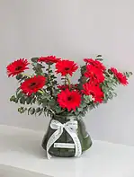 جار گل ژربرا قرمز