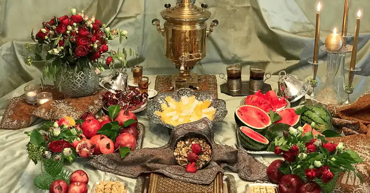 یک میز یلدایی گل آرایی شده