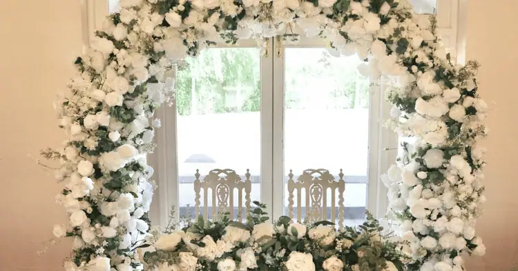 گل ارایی حلقه ای برای میز عروس و داماد