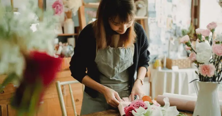 خانمی در حال گل آرایی