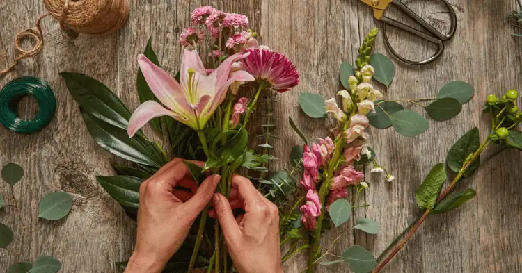 فردی در حال گل آرایی