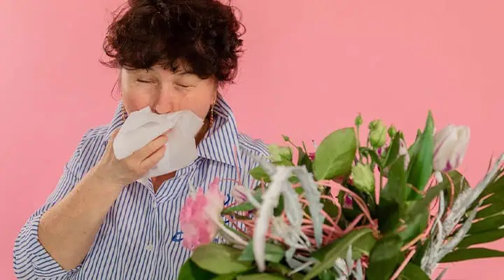 فردی با علایم حساسیت