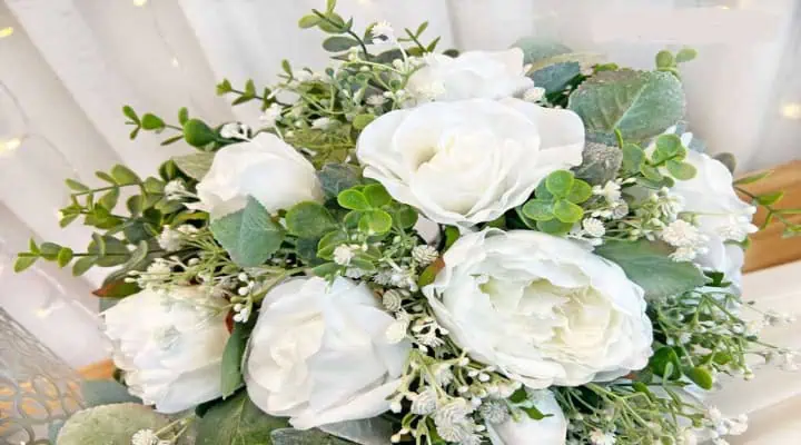 "دسته گل عروس با ترکیب رز سفید و برگ اوکالیپتوس دلار نقرهای