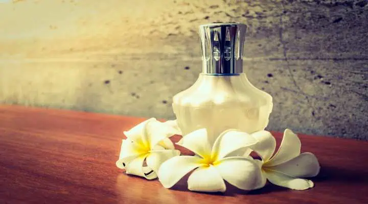 شیشه عطر لوکس با رایحه گل یاس