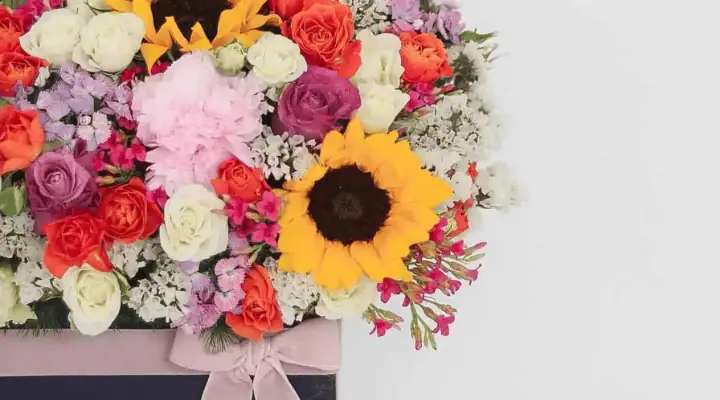 تعدادی گل شاخه بریده در باکس از نزدیک