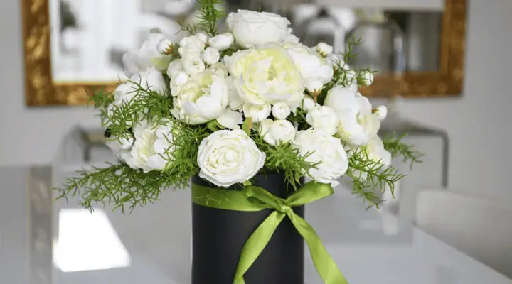 گل قرار گرفته در مکانی خنک و با نور غیرمستقیم