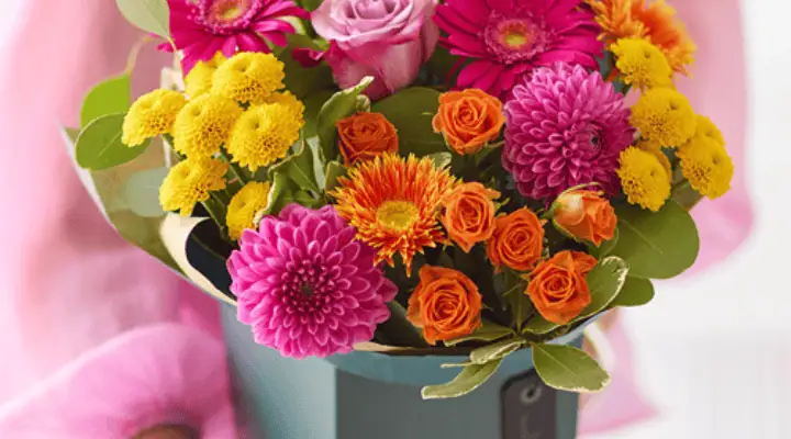 یک باکس گل پاییزی با گل‌ها رنگارنگ مختلف