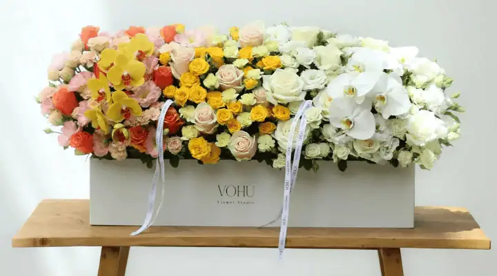 یک باکس گل بزرگ با گل های رنگارنگ