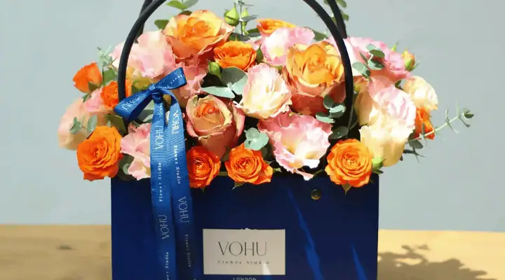 یک باکس گل آبی با گل های رز نانرجی و صورتی