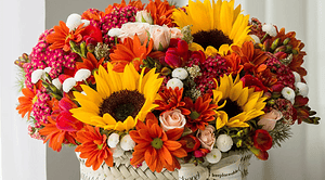 یک باکس گل پاییزی با گل های رنگارنگ