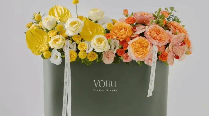 یک باکس گل با انواع گل های رنگارنگ 