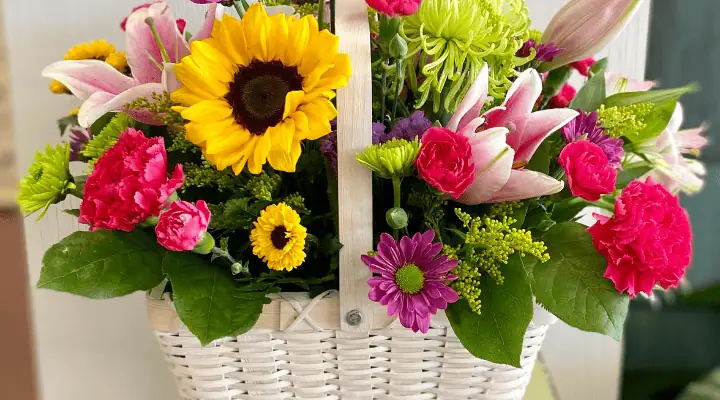 یک سبد گل پاییزی با گل های رنگارنگ