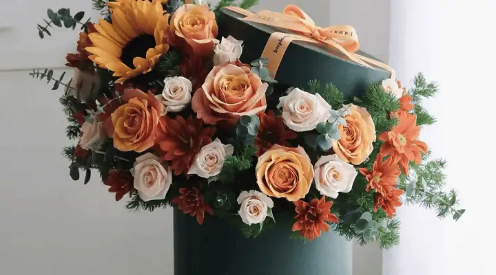 یک باکس گل در دار با گل‌های رنگارانگ