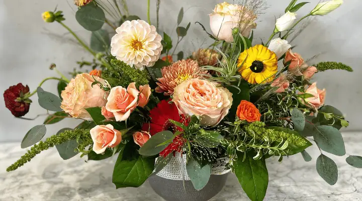 یک گلدان پاییزی پر از گل های رنگارنگ