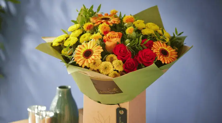 یه یک باکس گل با گلهای پاییزی تیره و روشن