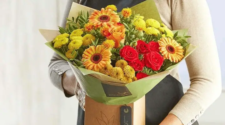 یک باکس گل پاییزی با گل‌های رنگارنگ