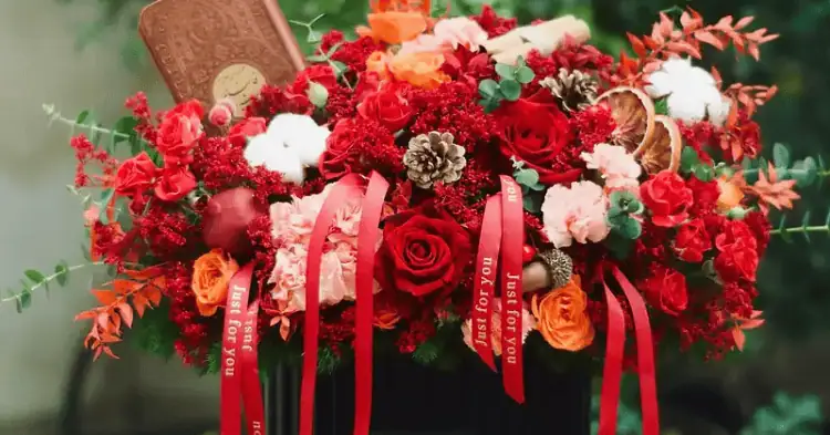 یک باکس گل با گل‌های رنگارنگ