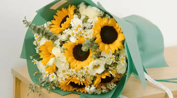 یک دسته گل با گل آفتابگردان و رزهای سفید