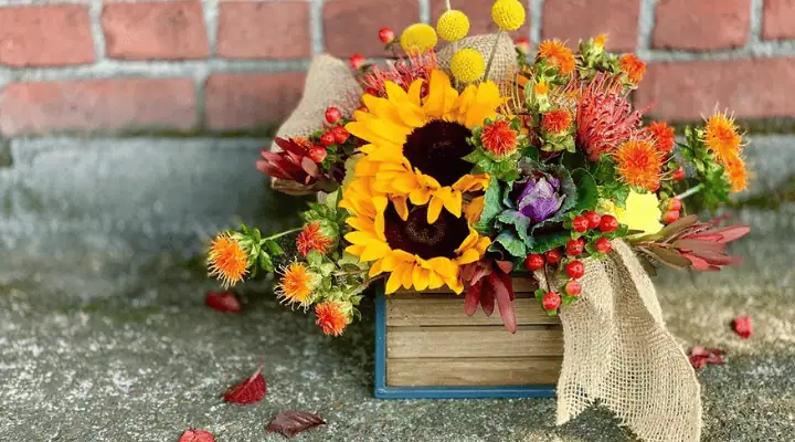 یک باکس گل چوبی مناسب پاییز با تزئینات