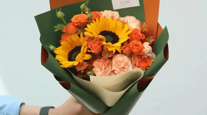 یک دسته گل آفتابگردان و رزهای رنگارنگ