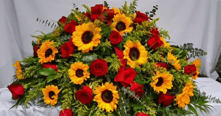یک دسته گل بزرگ رز قرمز و آفتابگردان