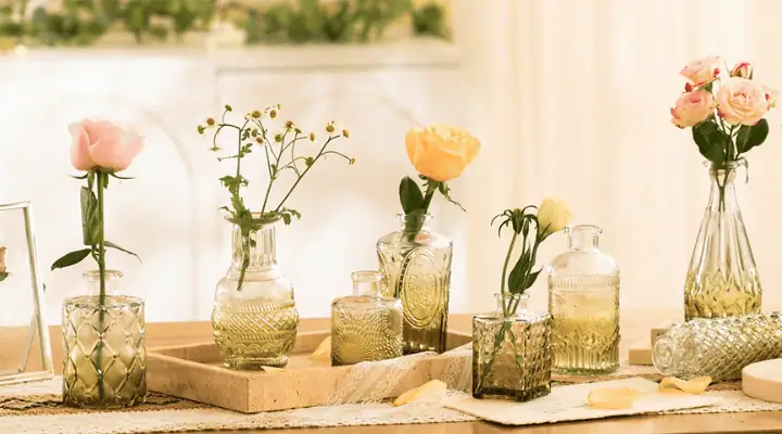 چند گلدان با گل های شاخه بریده