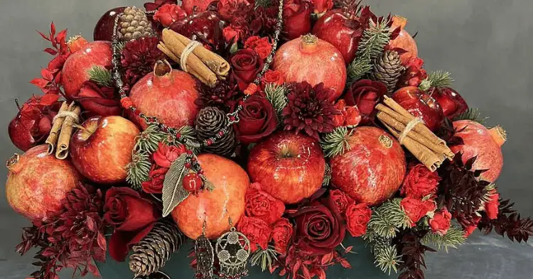 یک باکس گل با تزئینات یلدایی