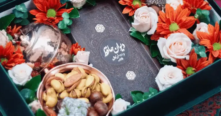 یک باکس یلدایی با گل، آجیل و دیوان حافظ