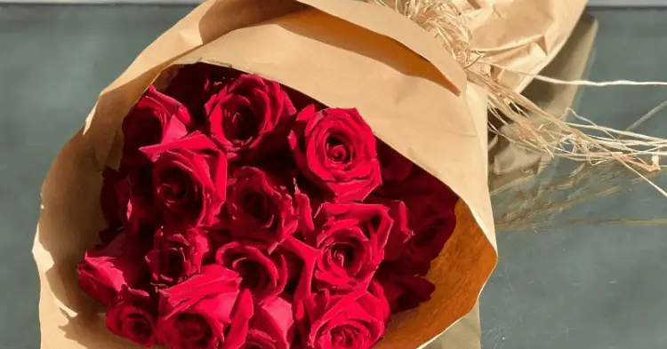 یک دسته گل قرمز کلاسیک