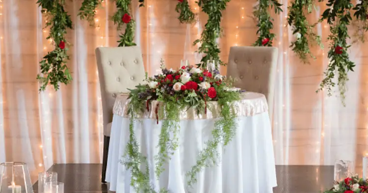 یک میز گل آرایی شده برای نامزدی