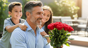 یک پدر خوشحال با دسته گل و بچه‌هایش