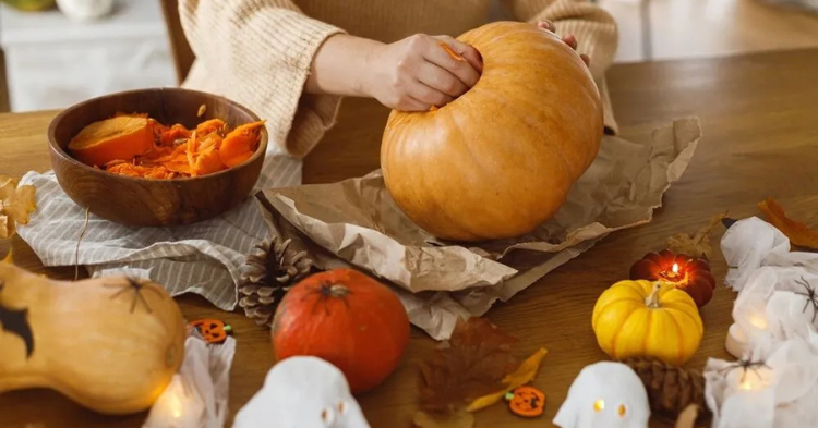 فردی در حال برش دادن کدو برای تزئین