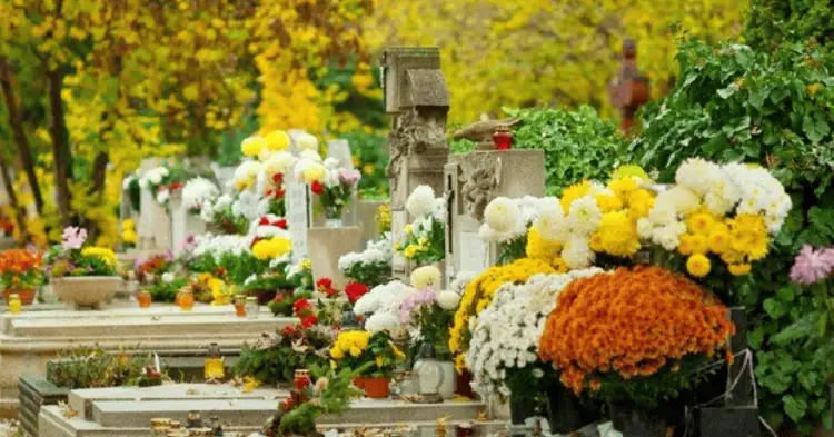 قبرهای گل آرایی شده