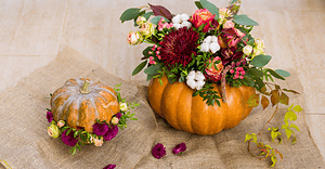 یک کدو حلوایی تزئین شده با گل