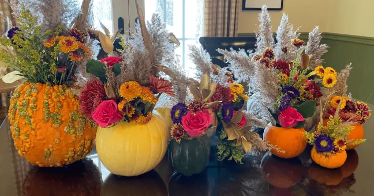 چند کدو تزئین شده با گل