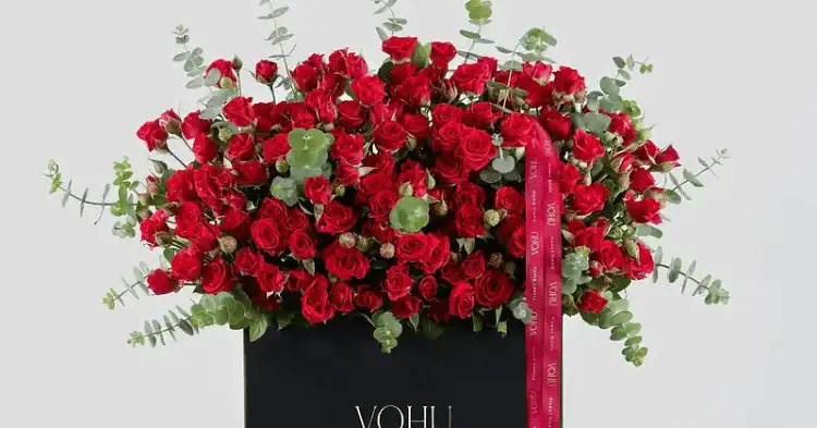 یک باکس گل رز مینیاتوری قرمز