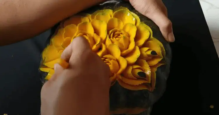 فردی در حال حکاکی روی کدو