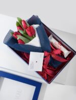 پکیج دسته گل لاله + شکلات جولیا - Image 2