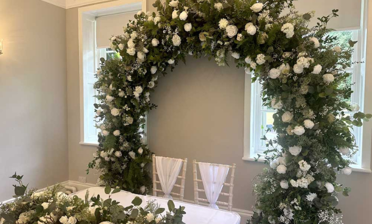 گل ارایی پشت میز عروس و داماد به صورت گرد