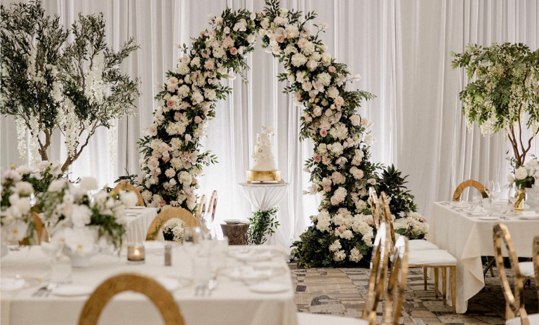 سالن عروسی با جایگاه گل ارایی شده